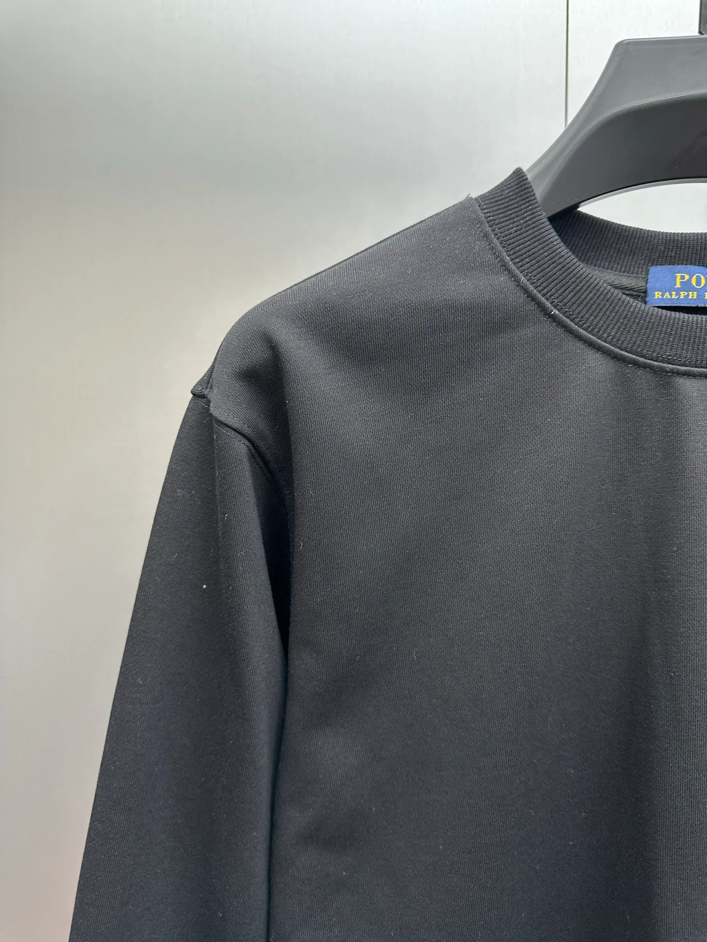 P240 Ralph Lauren/Ralph Lauren classic pony logo jersey long-sleeved sweatshirt. Loose and lazy casual style design. The solid color base is simple and versatile, making it easy to control various styles. ‌The coat fabric is made of 60% cotton➕40% polyester, which not only retains the softness, comfort and breathability of cotton, but also adds the wear resistance and wrinkle resistance of polyester fiber, making the clothes more durable and easy to care for. Even in slightly cooler weather, you won't feel stuffy when wearing it. This kind of fabric has a natural crisp feel and is not easy to pill or deform. The large logo embroidery on the chest is full of color, full of three-dimensionality and lifelike. Designed in the same style for men and women, it is suitable for couples or family wear. It is both practical and beautiful. It is an indispensable and practical item in the wardrobe! Ralph Lauren's age-reducing items add a bit of liveliness and interest to the entire sweatshirt. There is no pressure to dress, regardless of age or gender. Complete accessories!  Color: Black Size: S-xL